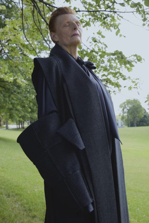 Manteau surmesure pour femme a montreal par la creatrice Maria Karimi
